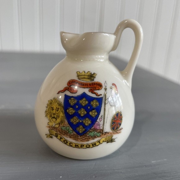 Stoke On Trent Heraldic China Mini Roman Handle Urn Crest of Stockport - Picture 1 of 5